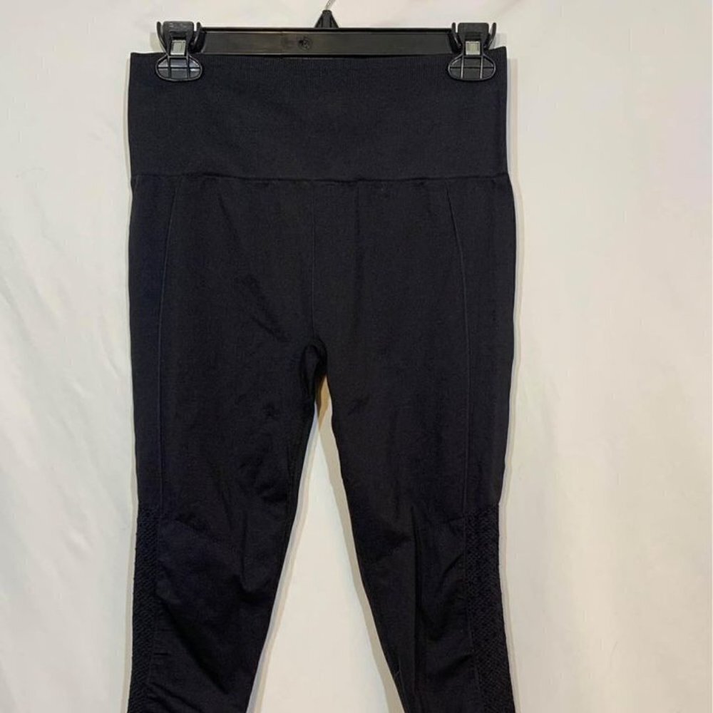 𝅺fabletics peek a boo design legging. Black. Size M
